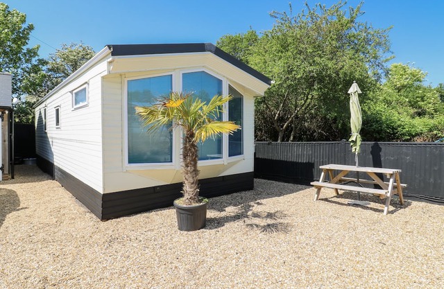 WHITE HART CARAVAN, pet friendly, with a garden in Battle