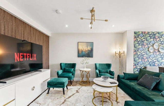 Stunning Retreat | 5-Bed House + Garden in Staines