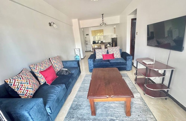 Cozy 2-bedroom apartment in sought after neighborhood, minutes to CBD, airport