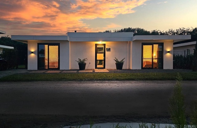 Detached 6-person villa with paddleboards, waterfront garden with private swim deck, sunshade, BBQ, and luxurious open kitchen. Located at Villa Resort Harderwold in Zeewolde. Pet-friendly!