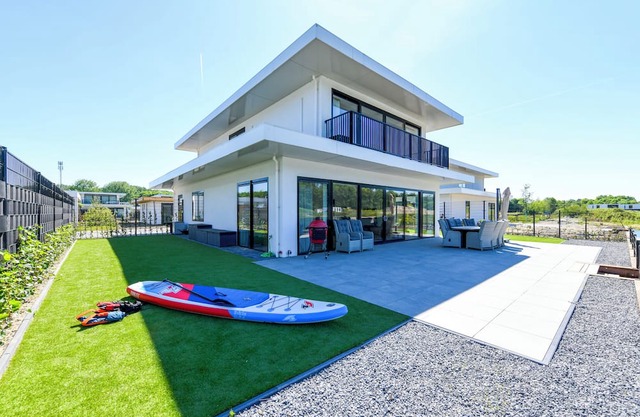 Child-friendly 8-person villa by the water with enclosed garden, private jetty, paddleboards and a charming garden with Kamado BBQ.