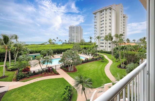 Remodeled 2 bedroom Beachfront condo with wet bar - CL0102