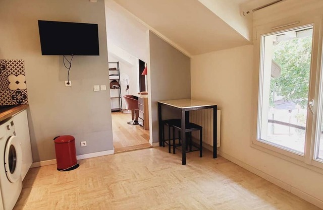 Discover our comfortable studio, nestled in a quiet neighborhood 20 minutes from Paris.