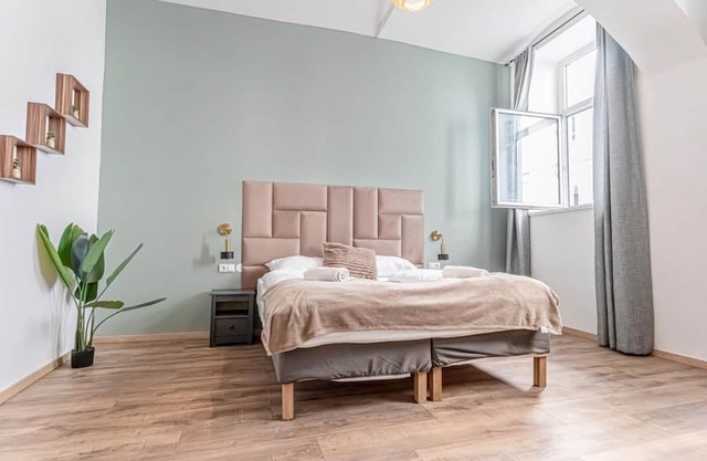 Chic 1BR Apt Very Central. with ensuite washer, TV
