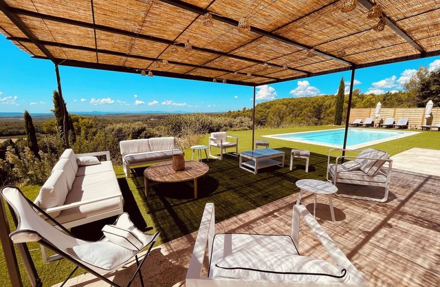 La Bastide des Risples, 6 rooms, large swimming pool, panoramic view