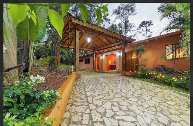 Family house with beautiful patio and BBQ. Near rivers and waterfalls. Security