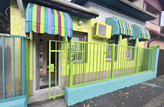 Artsy Renovated House with 2 rooms for 4 ppl, with parking lots and all you need