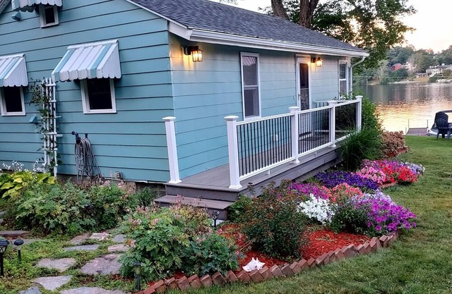 Charming 1-bedroom cottage on Lake Lashaway in East Brookfield.