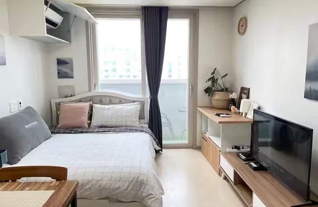 City view room with Netflix