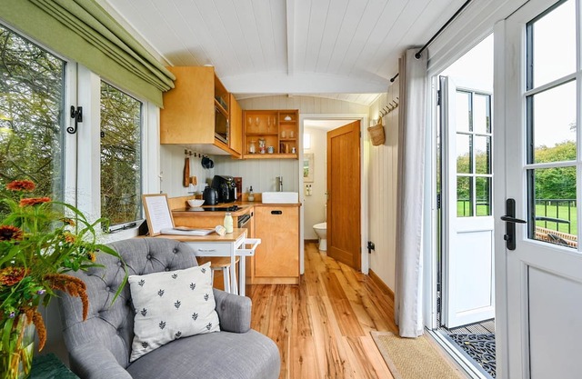 Badger Shepherds Hut - a holiday let that sleeps 2 guests in 1 bedroom