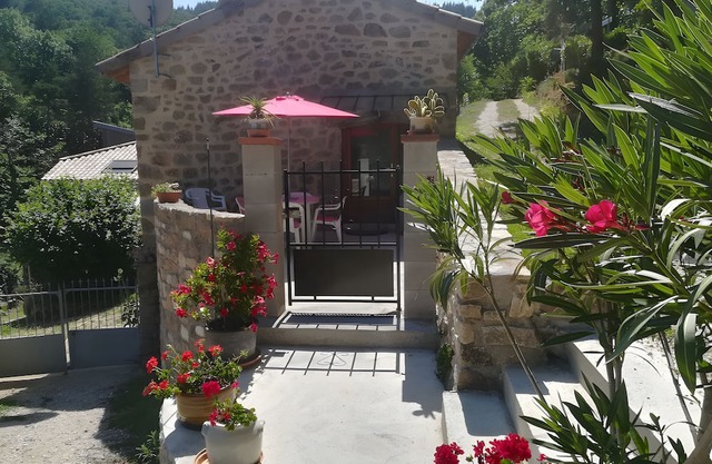 Charming Loft 'La Rose Désirée' with Mountain View and Wi-Fi