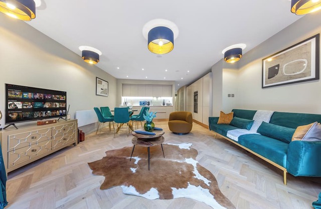Rate Reduction - 2BR Abbey Road Location of Beatles Famous Photo - Private Patio