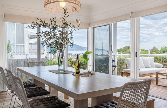 Tassells Beach House - Hop, skip & a dog walk to the beach