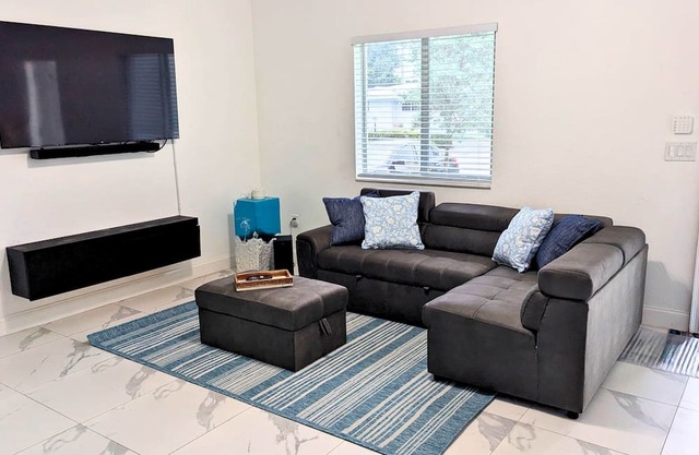 2BR Tropical Retreat Near Beach, Airport & Downtown