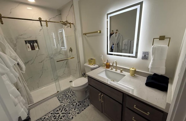 Chic Urban Retreat - Modern Design, Smart Fans, Stainless Kitchen