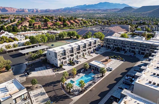 St. George 5 bdrm Adventure Retreat, national parks, sports, golf, tesla charger