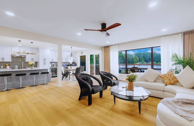 Charming Lakefront 6b3b with Panoramic Views