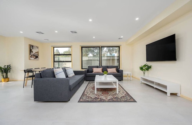 Westmeadow Breeze Skyline Stay – 8 Min to Airport