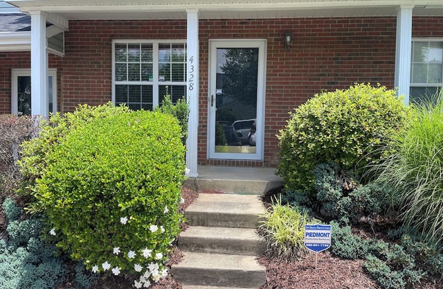 Charming 2-bedroom townhome with AC, WiFi in lovely Greensboro