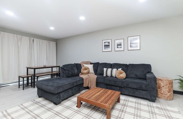 Dazzling East Side 3BR 2 BA Coffee/WFI/SMRT TV