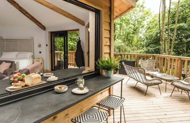 The Den - Luxurious Treehouse Accommodation with a private Spa