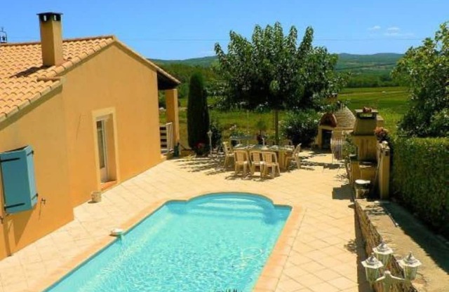 VILLA PEYRONEL AT THE FOOT OF THE LUBERON