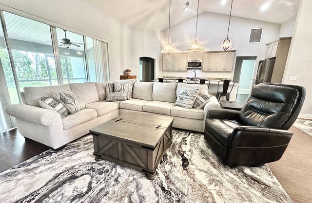 Elegant Ocala Oasis! n3bd/2ba home in desirable centrally located neighborhood!
