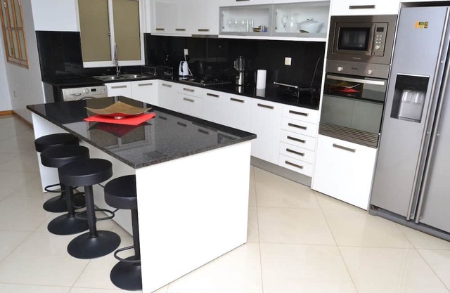 Spacious 3-bedroom apartment with WiFi, AC in gorgeous Praia