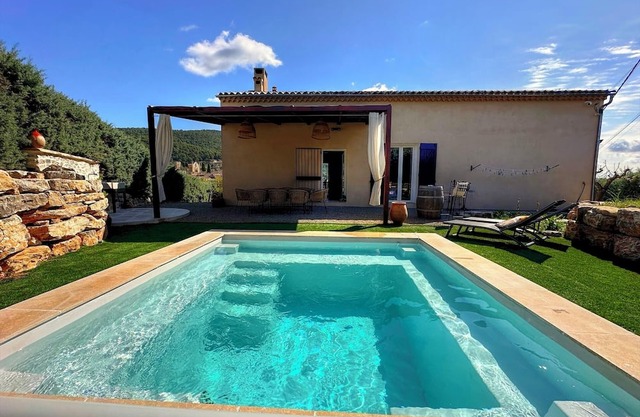 Superb Marthe villa with swimming pool 2 minutes' walk from the village! Aups.