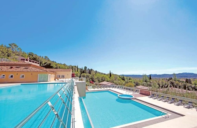 Air-conditioned apartment with swimming pool in a tourist residence in Callian