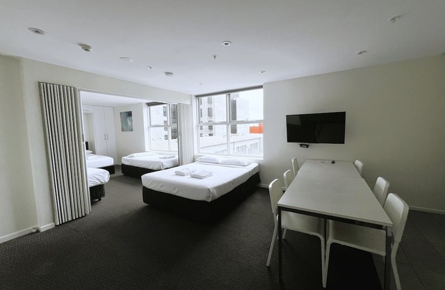 Large City Apartment for 6 Guests | Melbourne CBD | Free Wi-Fi & On Site Parking