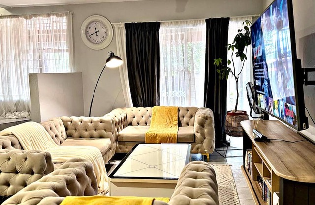 Duke Mews Loft: Cozy Loft in Sandton, walking distance from Fourways Mall