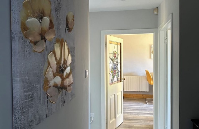 Enchanting 2-bedroom bungalow a short stroll from the beach and all amenities
