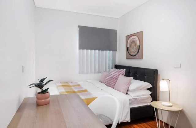 Spacious 11-bedroom house in fabulous Bexley North with AC, WiFi with Pool