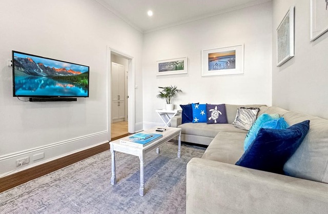 Coogee- ARD18 - Arden Street - Oversized Art Deco 1BR Steps from Coogee Beach Pavilion