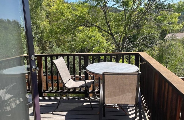 Charming rustic studio in Topanga nestled in nature, private entrance, dogs OK