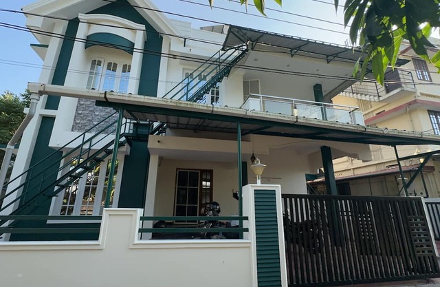 Family-Friendly 3BHK Apartment Near Amrita Hospital – All Amenities