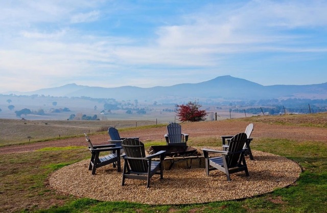 Luxury country escape! Spectacular views, Spa, Pool, Fire pit, Spacious home