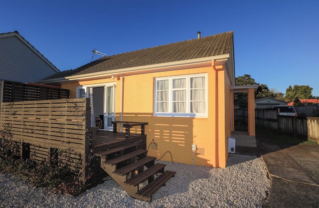 Charming, central 2-bedroom cottage in superb Hamilton East near gardens & cafes