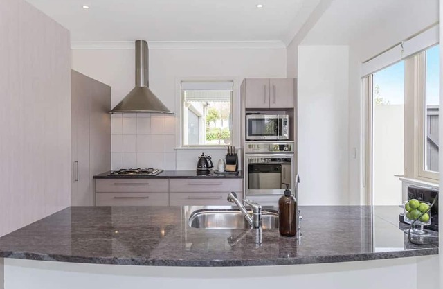 Delightful 1 BR apartment. King Bed + Ensuite.