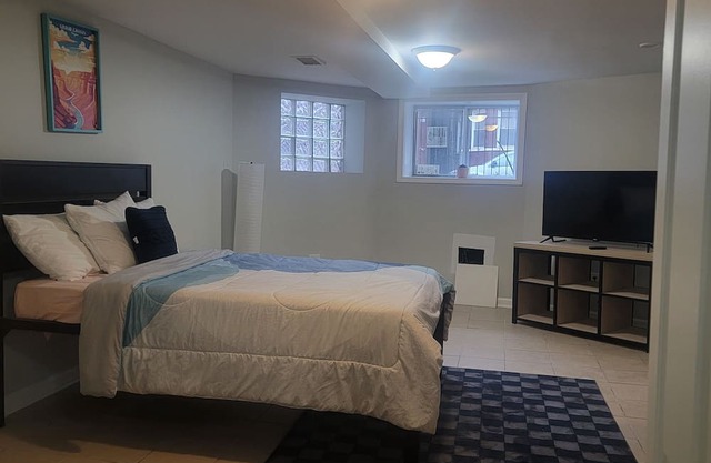 Chic 1-bedroom apartment with AC, WiFi in excellent Chicago