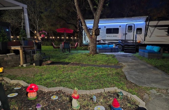 Glamping in the City! nA beautiful two acre country pocket in the city