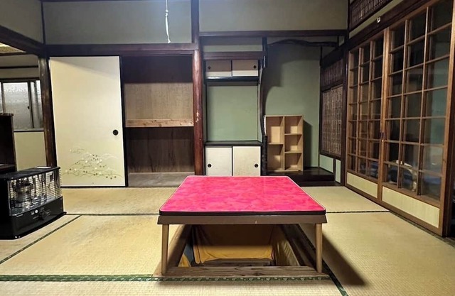 A 10-minute walk from Beppu Station! An old private house surrounded by buildings, full of privacy and seclusion. Antique items in the old house can be purchased if you like!