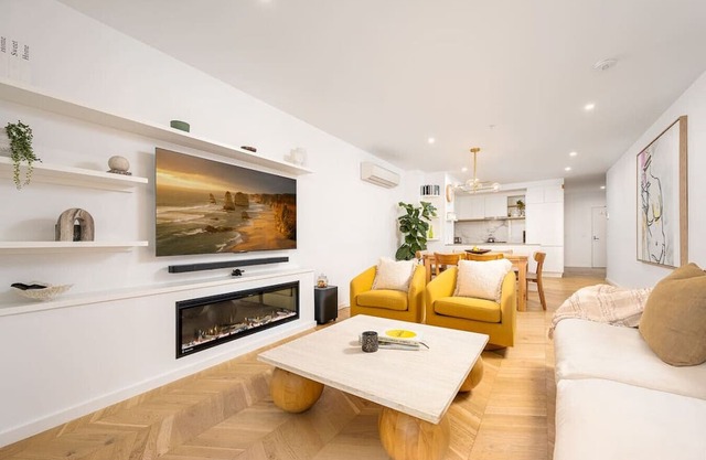 Spacious City Fringe Charm – Pool, Balcony & Park
