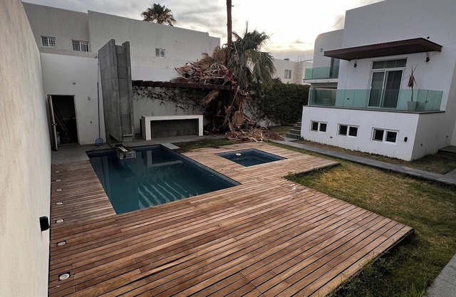 Spacious 4-bedroom house with WiFi, Pool, fitness room in welcoming Delicias
