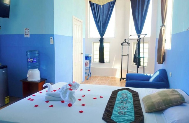 See Belize SEABREEZE Sea View Studio with Balcony, Pool & Overwater Deck, 2nd FL