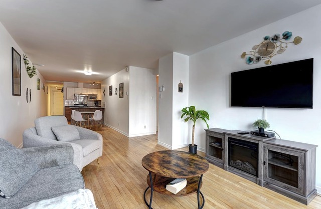 Charming unit with Balcony - Near Highway 40