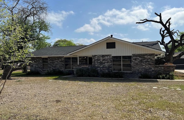 Charming 3-bedroom house with pool, large fenced yard, 1.5 miles to Main St.