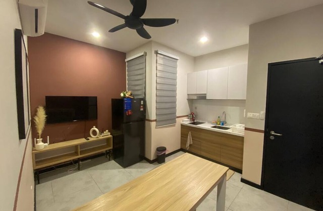 Serviced Residence with pool & rooftop access, KLCC and mountain views