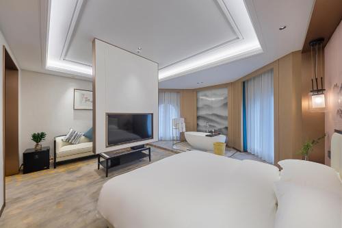 Floral Luxury Hengdian Jiuqilu B&B